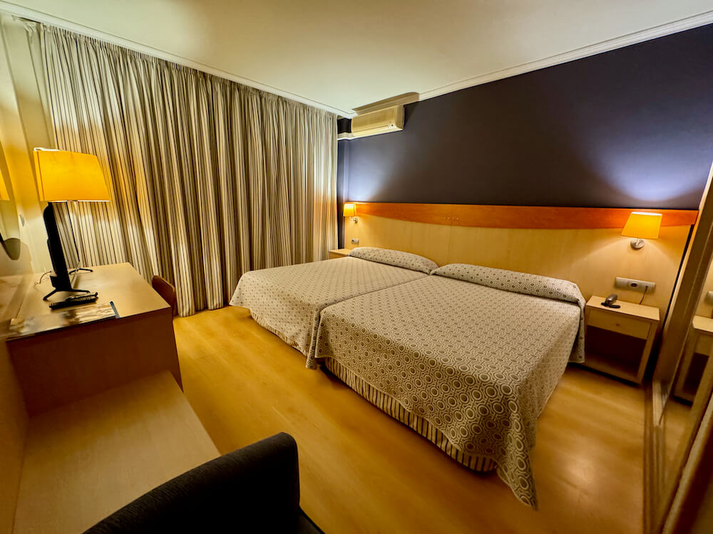 Habitación del Hotel Evenia President en Salou - opción económica para visitar PortAventura