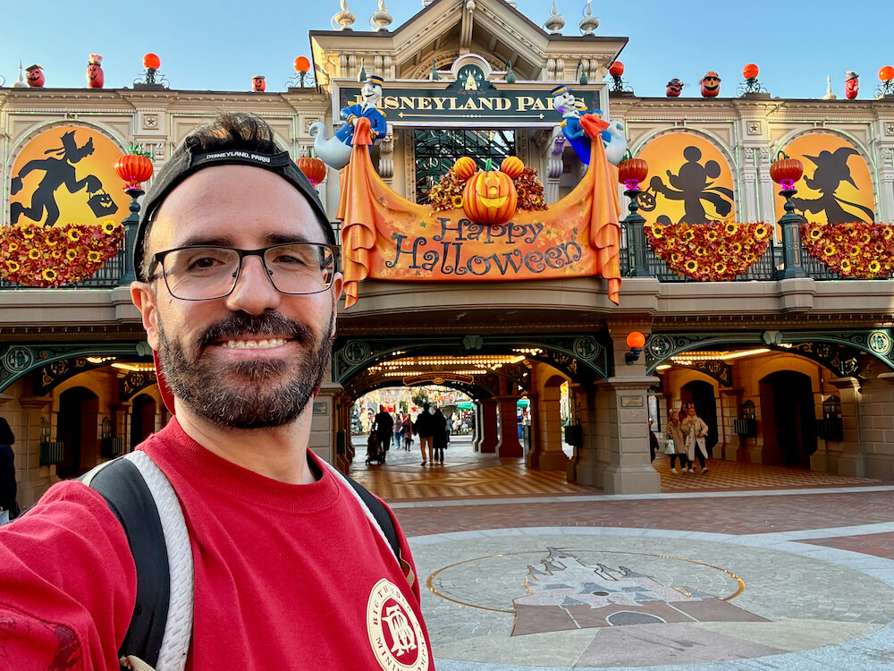 Decoración de Halloween en la estación de tren de Disneyland Paris