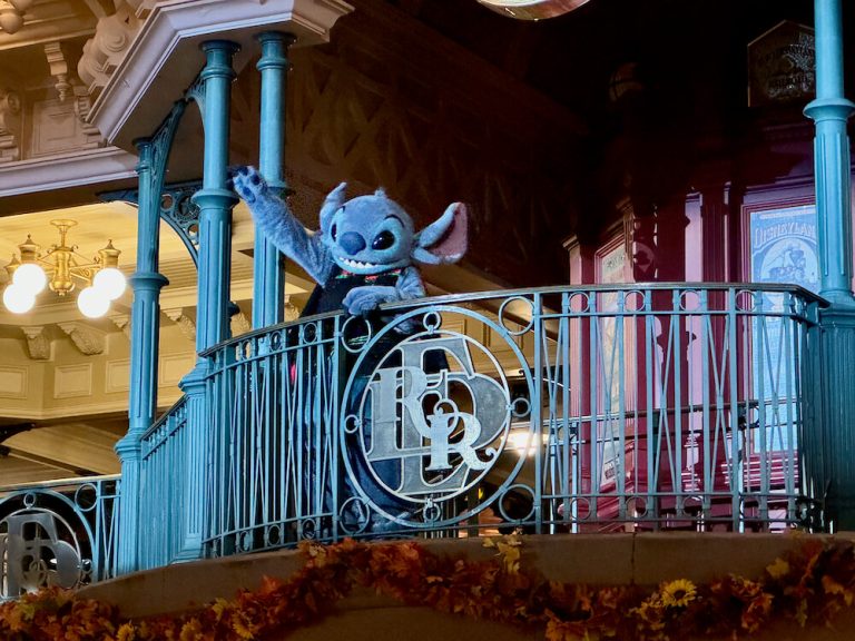 Stitch disfrazado de vampiro para despedirnos al final del día en el Halloween de Disneyland Paris