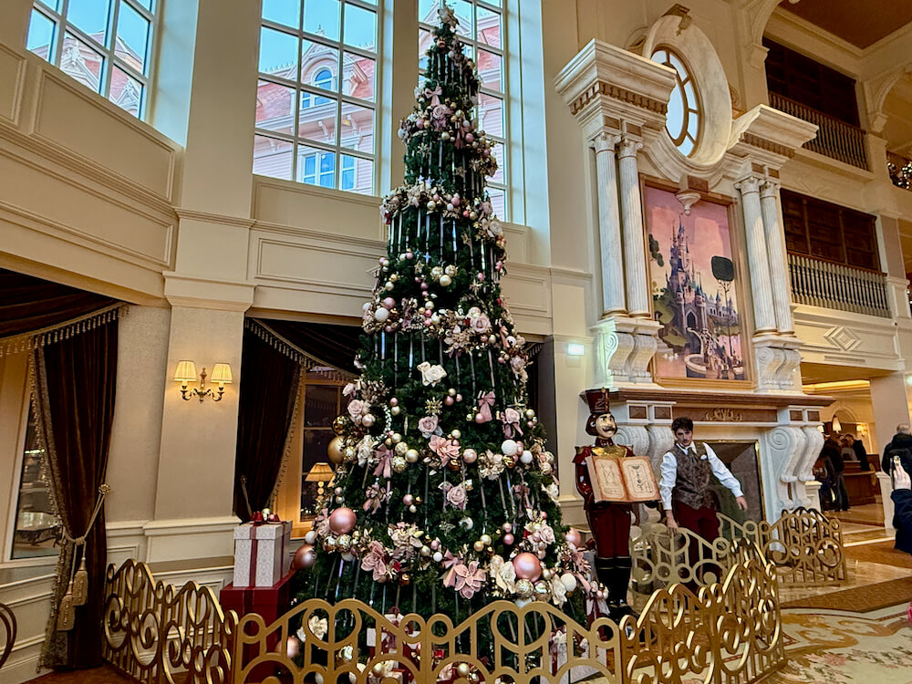 Árbol de Navidad en el Disneyland Hotel de Disneyland Paris