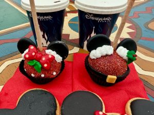 Cake Pops navideños de Mickey y Minnie - snacks de Navidad en Disneyland Paris 2024