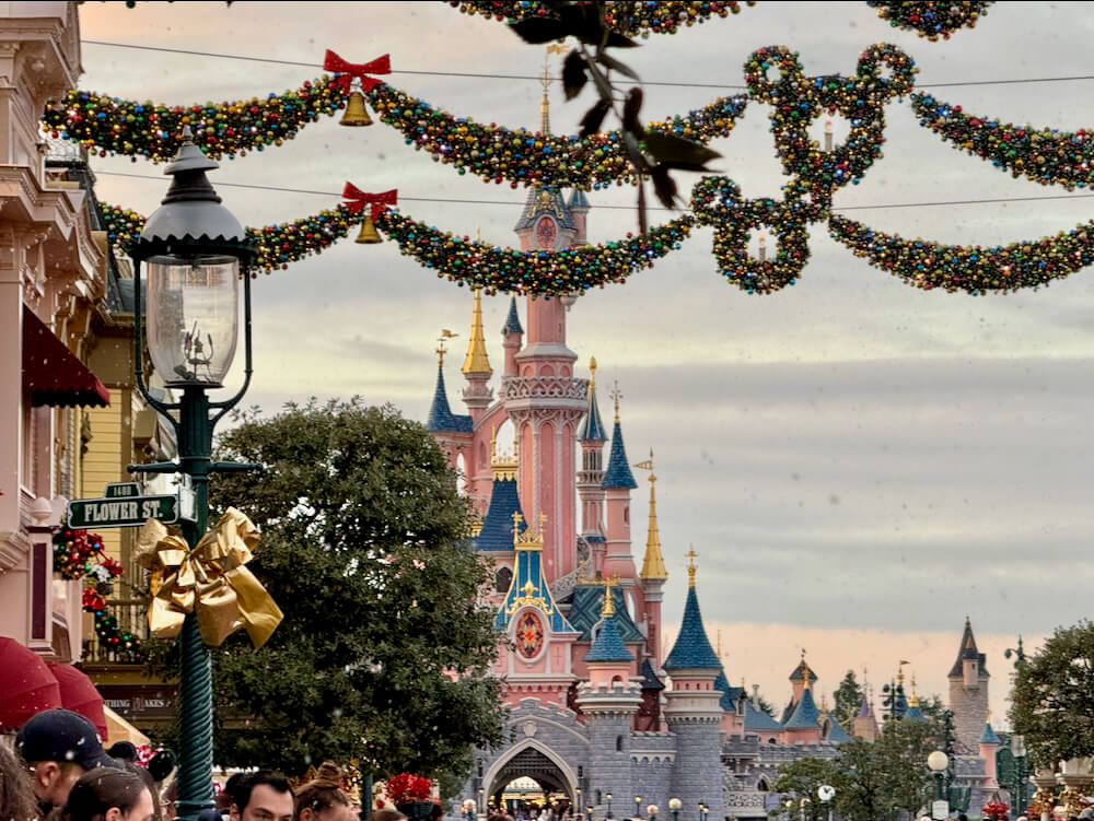 Castillo de Disneyland Paris con guirnaladas navideñas