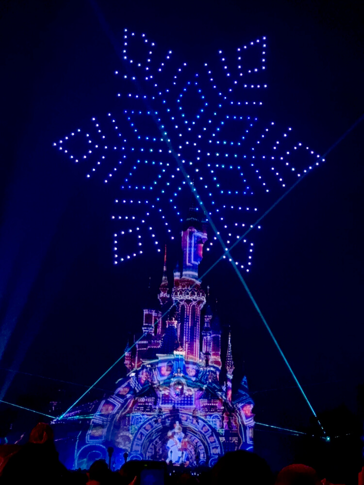 Copo de nieve en la versión de Navidad del espectáculo Disney Electrical Sky Parade de Disneyland Paris