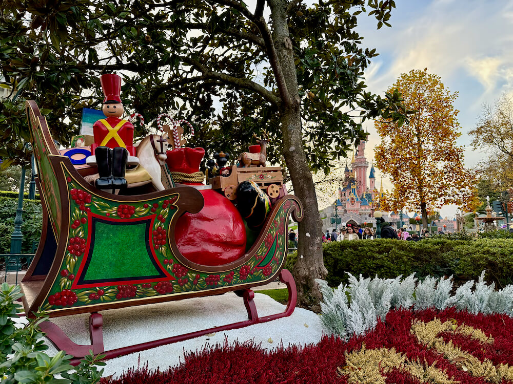 Decoración navideña trineo en Disneyland Paris