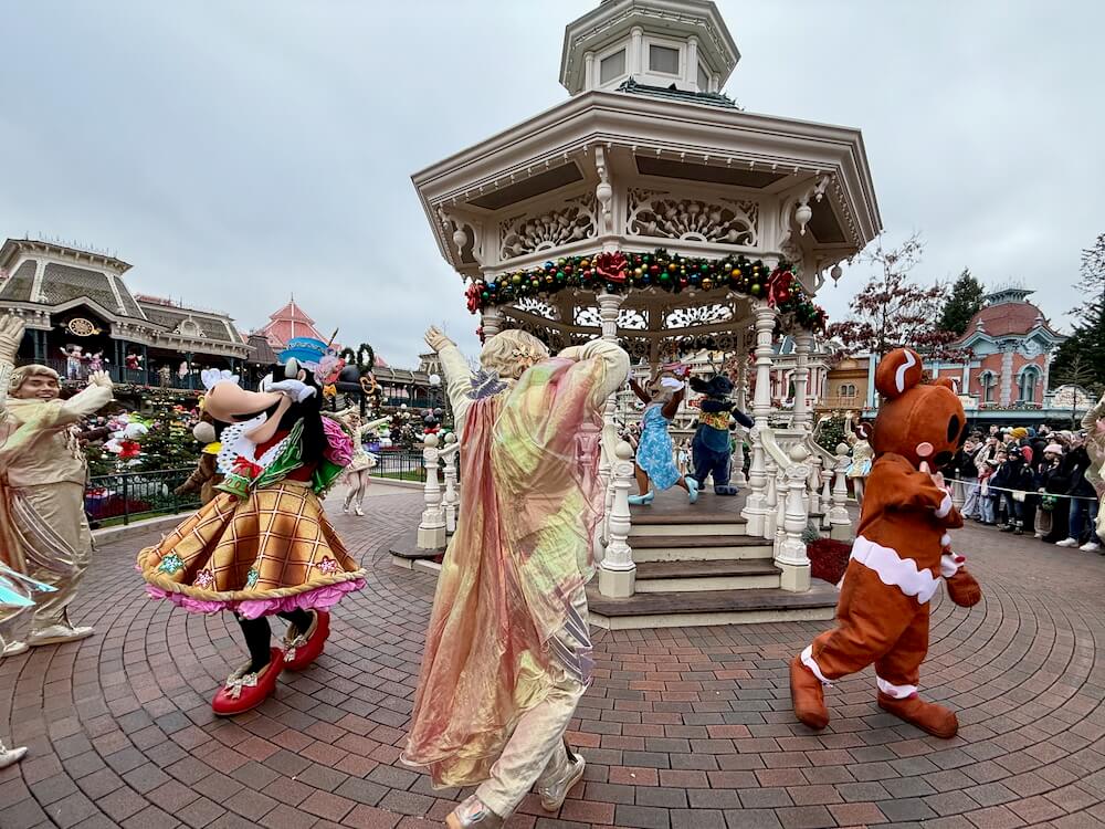 Espectáculo navideño con Mickey y sus amigos en Town Square de la Navidad de Disneyland Paris