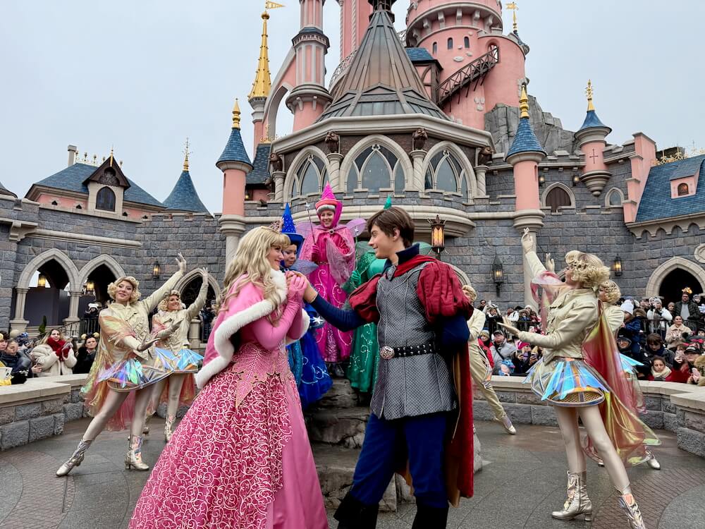 Espectáculo navideño con la Princesa Aurora, el príncipe Felipe y las Tres Hadas en la parte trasera del castillo de la Navidad de Disneyland Paris