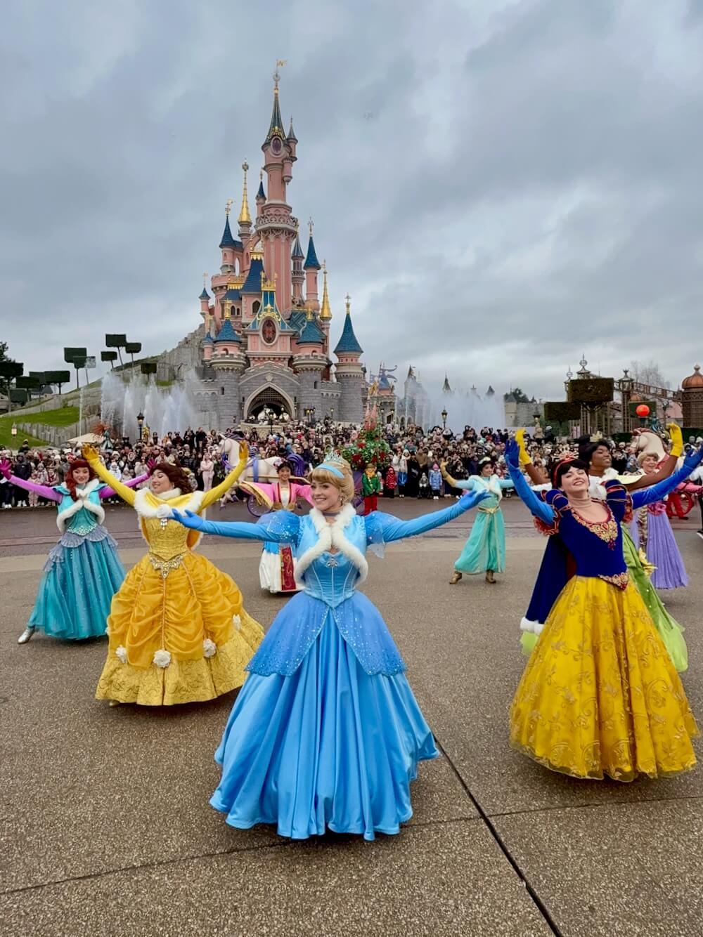 Espectáculo navideño con las Princesas en la Plaza Central de la Navidad de Disneyland Paris