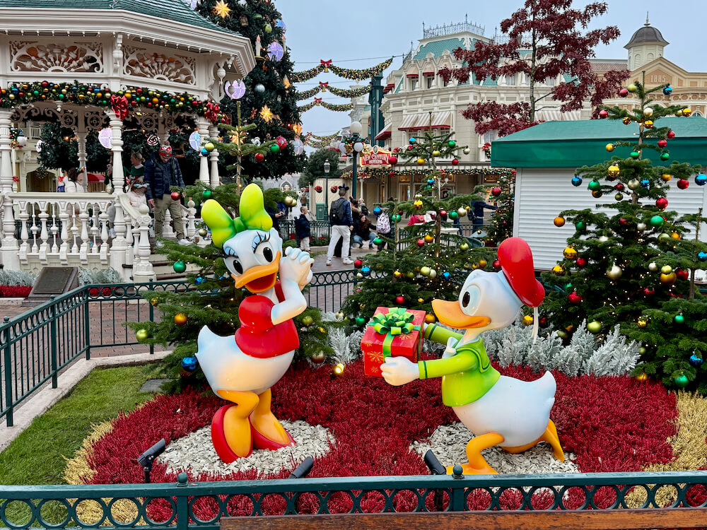 Figuras de Donald y Daisy en la Navidad de Disneyland Paris