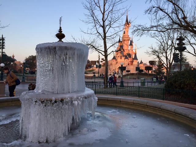 Fuente congelada en Disneyland Paris