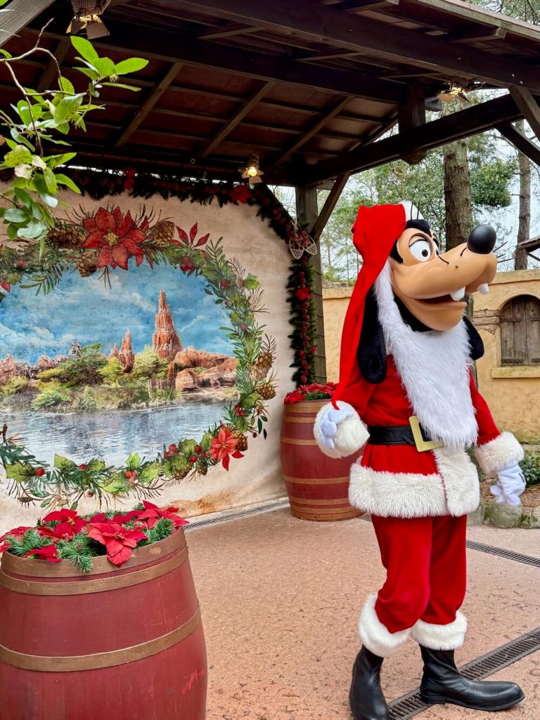 Goofy con su traje de Papá Noel en la Navidad de Disneyland Paris