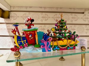 Maqueta de carroza de Mickey - productos de Navidad en tiendas de Disneyland Paris 2024