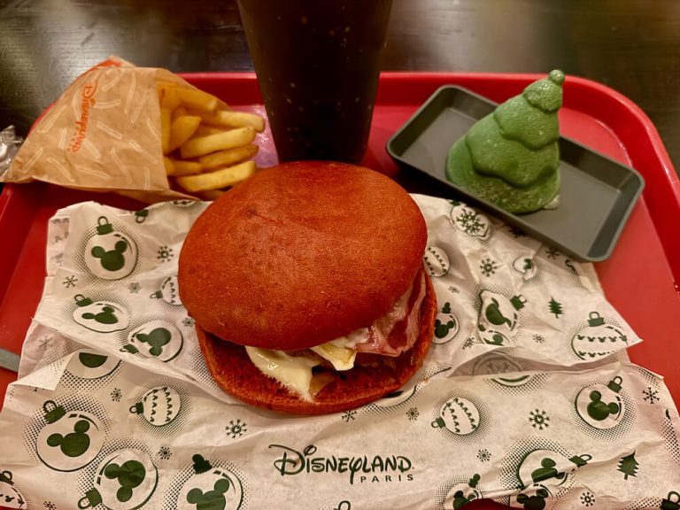 Menú navideño en restaurantes de comida rápida de Disneyland Paris 2024