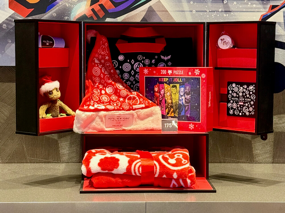 Paquete de regalos navideño del Hotel New York - The Art of Marvel en Disneyland Paris