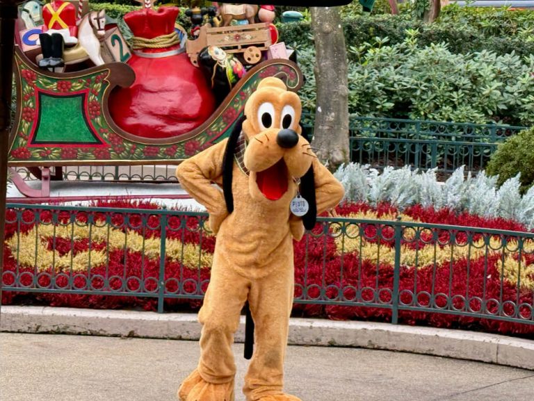 Pluto con su collar navideño, en la Navidad de Disneyland Paris