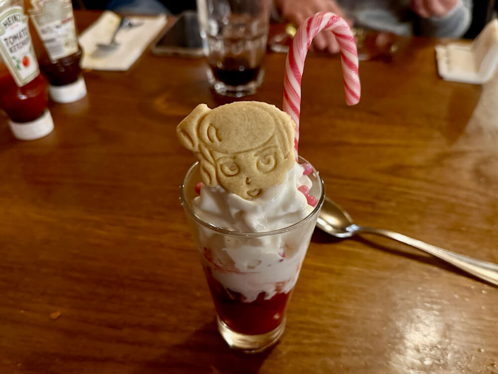 Postre navideño en The Lucky Nugget Saloon de Disneyland Paris en Navidad de 2024