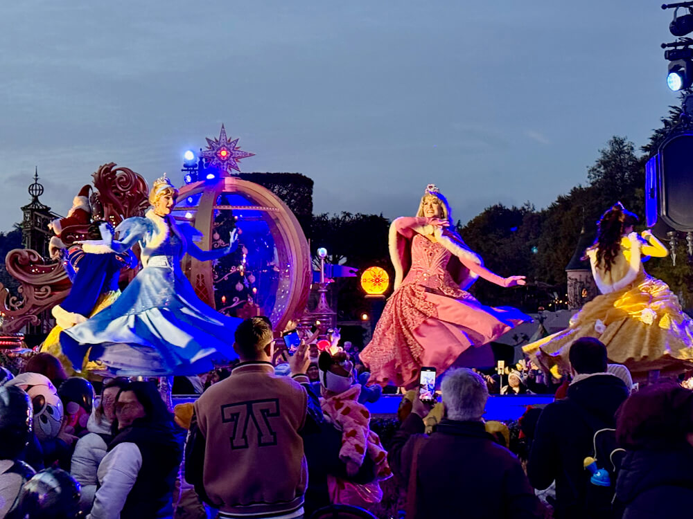 Princesas bailando en uno de los escenarios de la plaza central en Mickey's Dazzling Christmas Parade en Navidad de Disneyland Paris