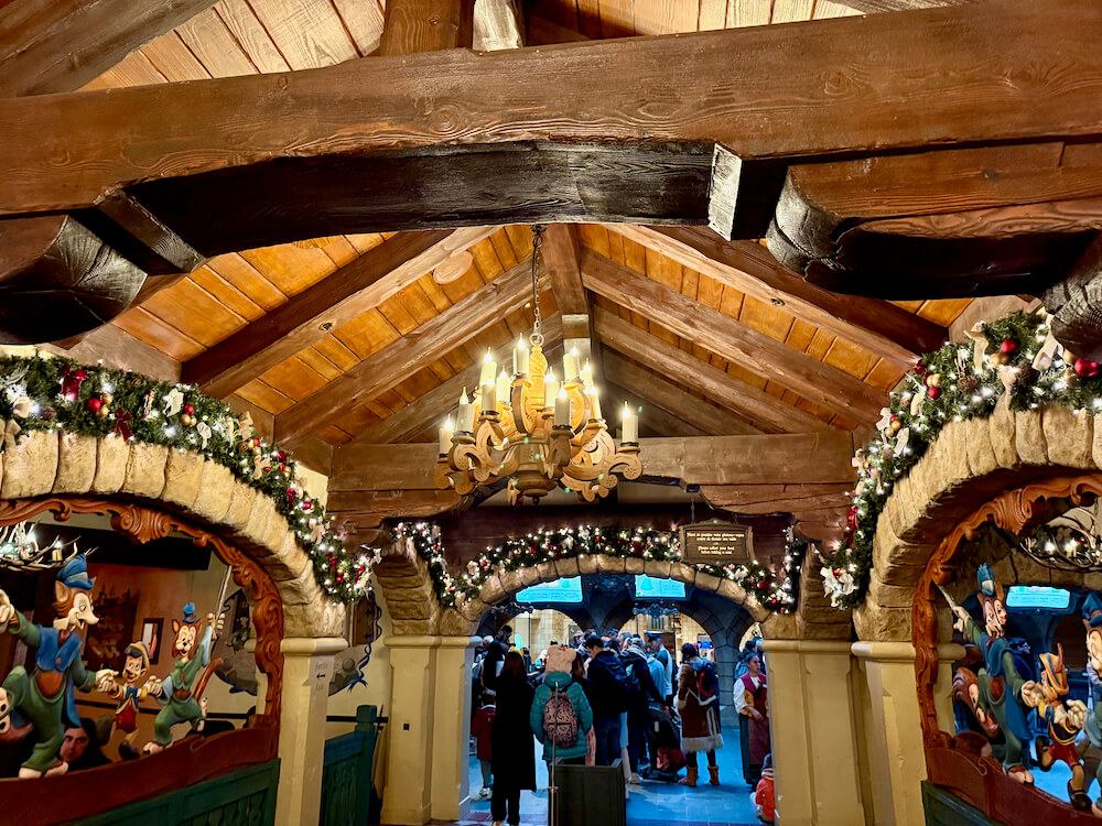 Restaurante de Disneyland Paris decorado de Navidad