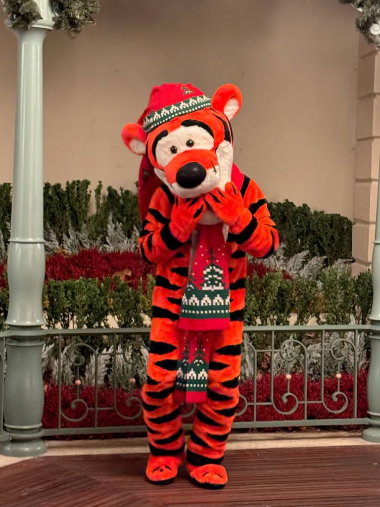 Tigger con su traje de Navidad en Disneyland Paris