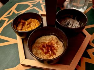 Muhamara (crema de pimientos, nueces y comino), Baba ganoush (crema de berenjena) y Humus (crema de garbanzo) - El Salón Califal de Puy du Fou España 2024