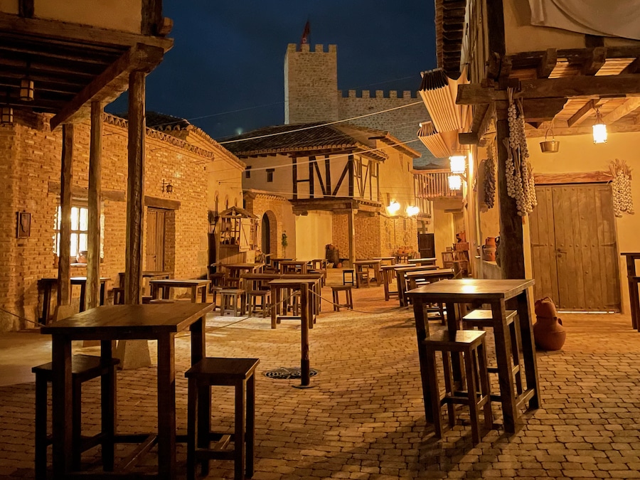 Vista de la Puebla Real de noche en Puy du Fou España