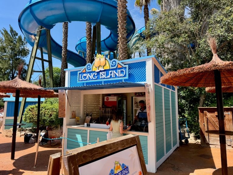 Long Island puesto de bebidas y cócteles en Caribe Aquatic Park de PortAventura