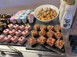 Tartas, yogures y profiteroles - Buffet libre Marco Polo en PortAventura