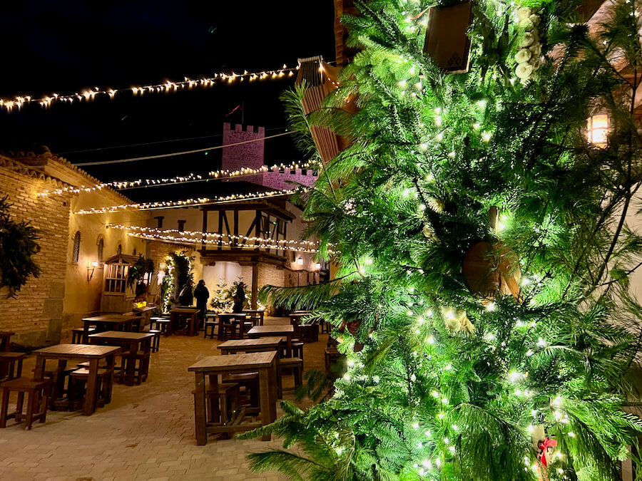 La Puebla Real en Puy du Fou España decorada de Navidad