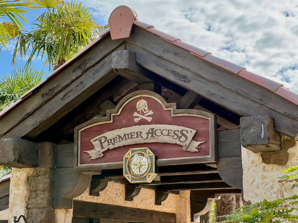 Cartel de Premier Access en Piratas del Caribe Disneyland Paris
