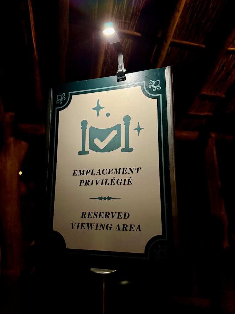 Cartel de acceso a la zona reservada de pago para espectáculos nocturnos de Disneyland Paris