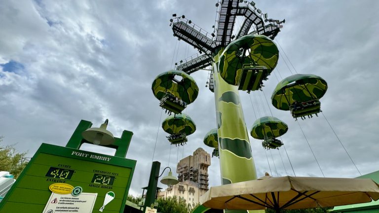 Cola Single Rider en Toy Soldiers Parachute Drop de Disneyland Paris