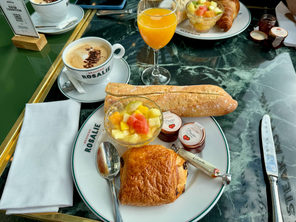 Desayuno en el restaurante Brasserie Rosalie de Disneyland Paris