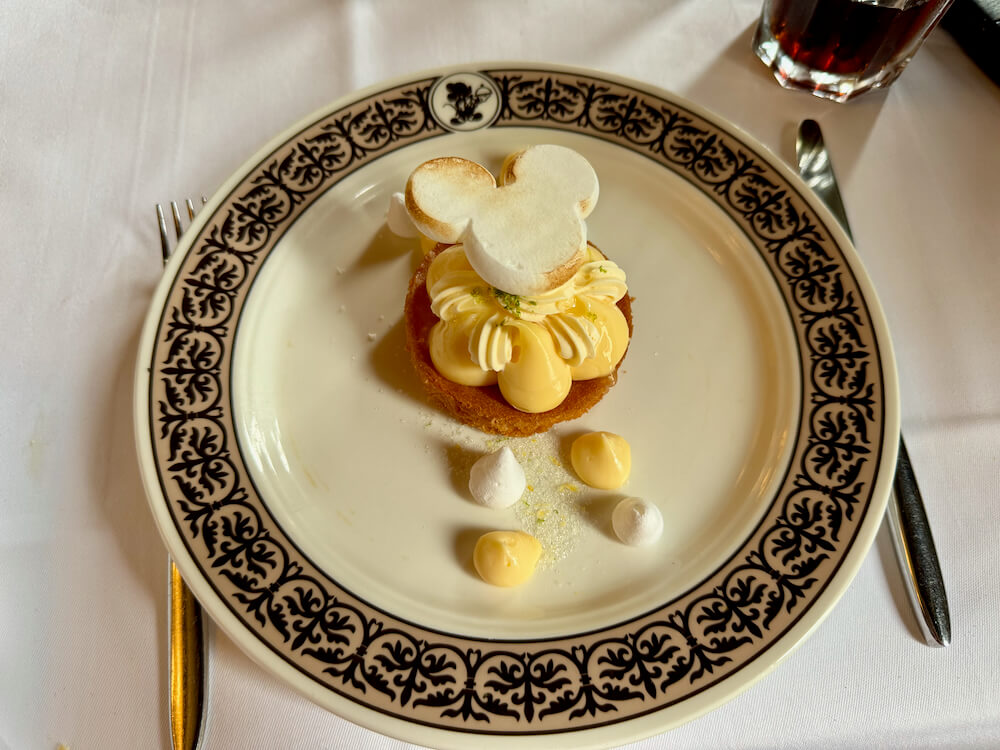 Tarta de limón merengado en Walt's Restaurant de Disneyland Paris
