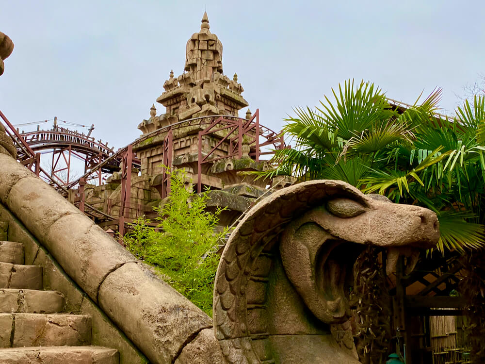 Vista de Indiana Jones and the Temple of Peril desde las colas en Disneyland Paris