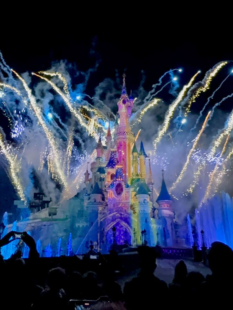 Vista del espectáculo de fuegos artificiales de Disneyland Paris desde la zona reservada de pago