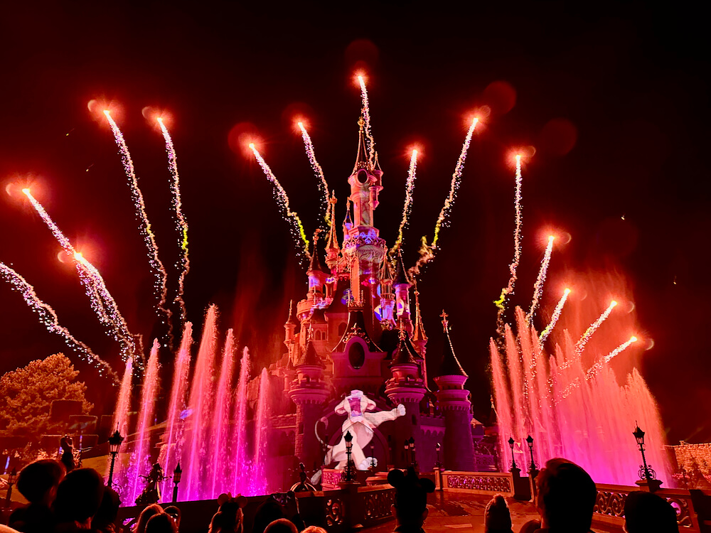 Vista del espectáculo nocturno del Parque Disneyland en Paris desde la zona reservada de pago