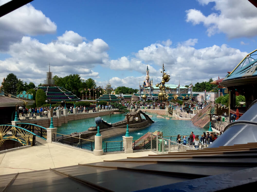 Vistas de Discoveryland desde la cola Single Rider de Star Wars Hyperspace Mountain en Disneyland Paris