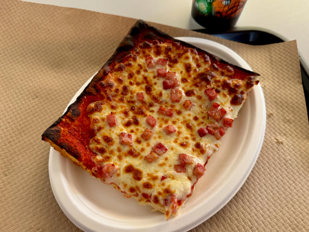 Pizza en Daily Planet de Parque Warner