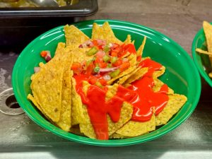 Nachos con queso rojo - La Cantina Halloween 2024