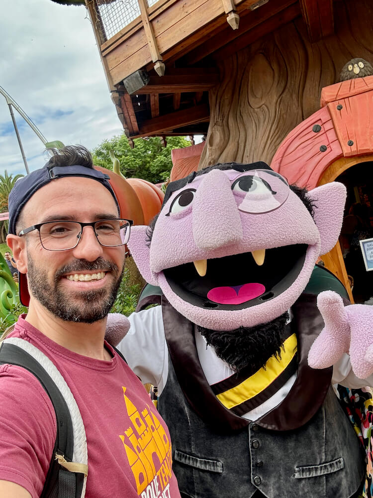 Selfie con Conde Draco personaje de Barrio Sésamo Halloween PortAventura