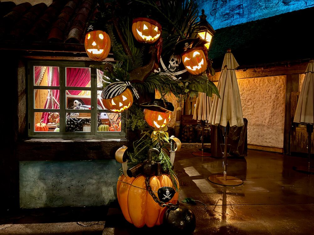 Árbol de calabazas piratas en Adventureland de Disneyland Paris por Halloween