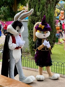 Bugs Bunny y Lola Bunny con sus disfraces de Halloween en Parque Warner