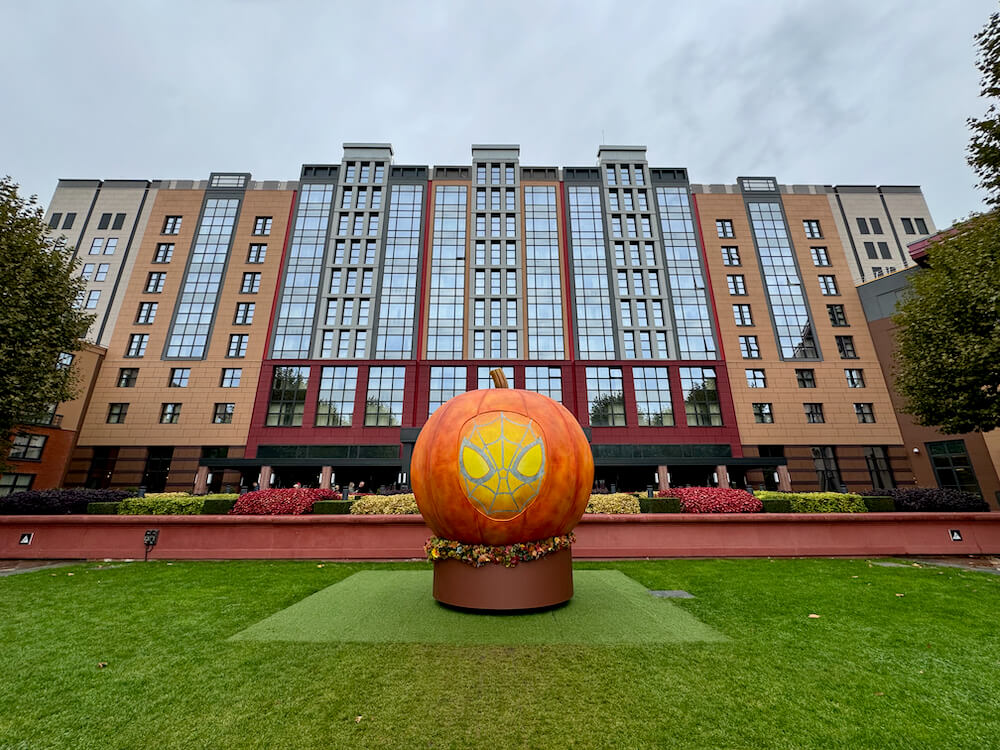 Calabaza de Halloween en el Hotel New York the Art of Marvel de Disneyland Paris