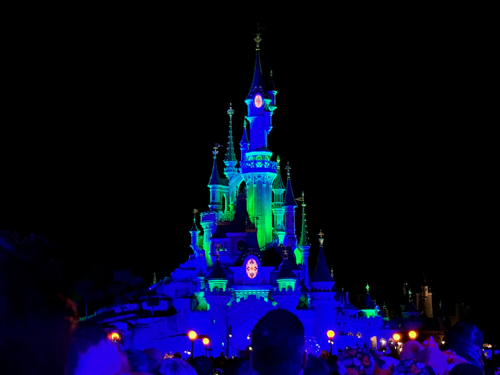 Castillo de Disneyland Paris iluminado de Halloween