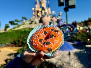 Donut relleno cacao con glaseado sabor naranja - Halloween 2024 Disneyland Paris