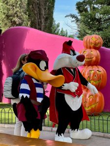 El Pato Lucas y Silvestre con sus disfraces de Halloween en Parque Warner