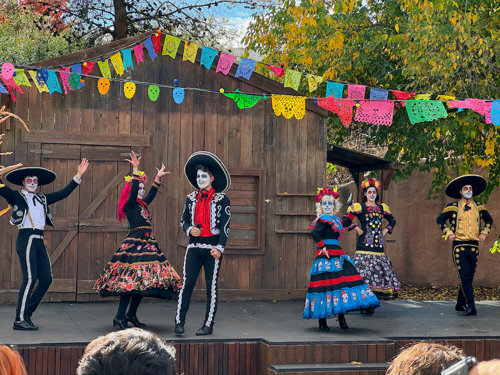 Espectáculo El Día de Muertos en el Halloween de Parque Warner