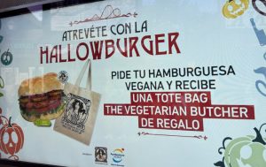 Hallowburger en el restaurante The Old Steak House - Halloween PortAventura 2024