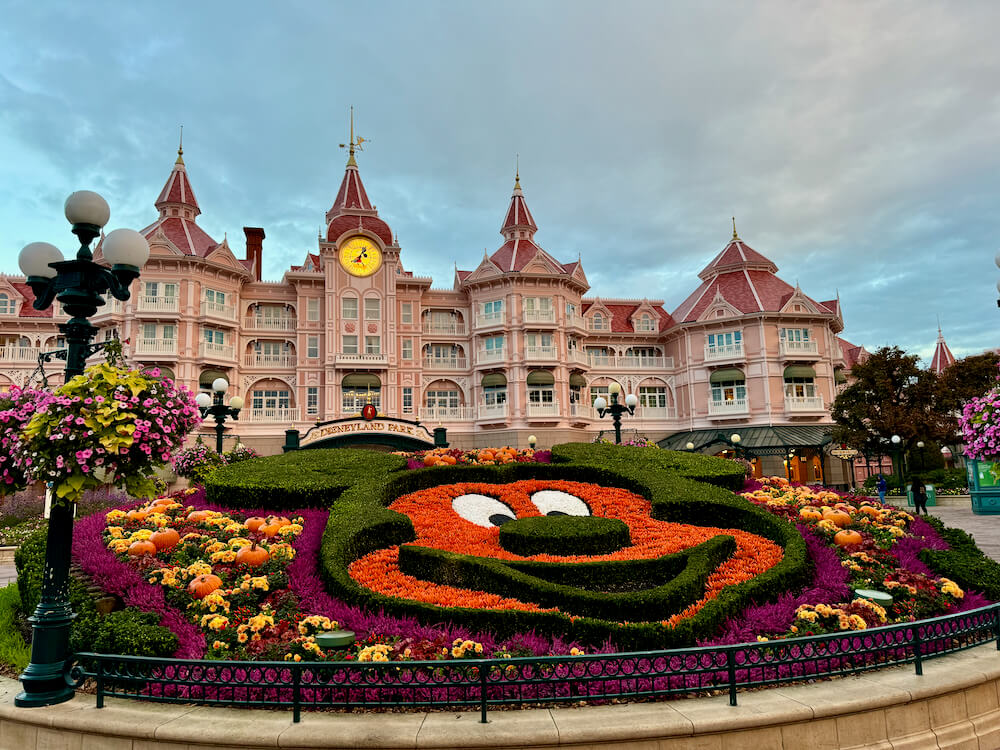 Jardín en forma de Mickey de la entrada a Disneyland Paris durante Halloween