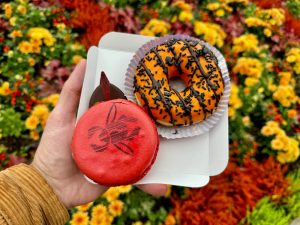 Macaron sabor fresa-menta y Donut relleno de avellana - Halloween 2024 Disneyland Paris