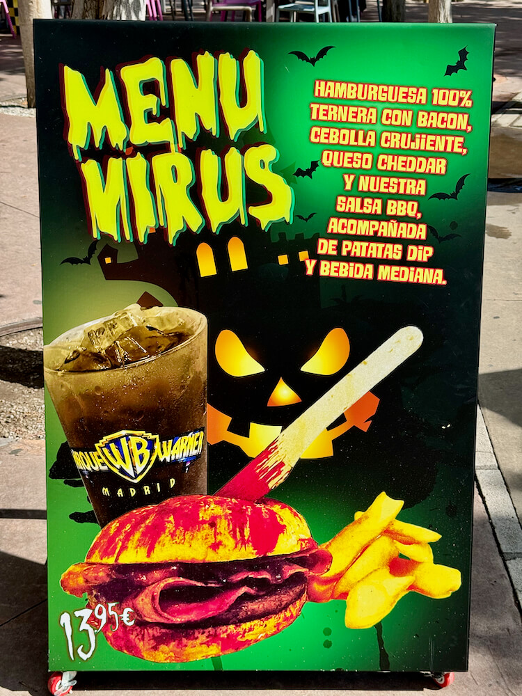 Menú adulto de hamburguesa de Halloween en Parque Warner 2024